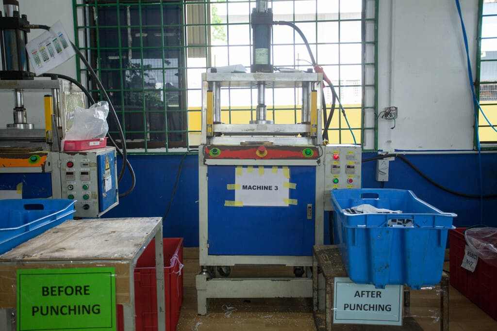 Precision verification of molded rubber components prior to manual assembly work.