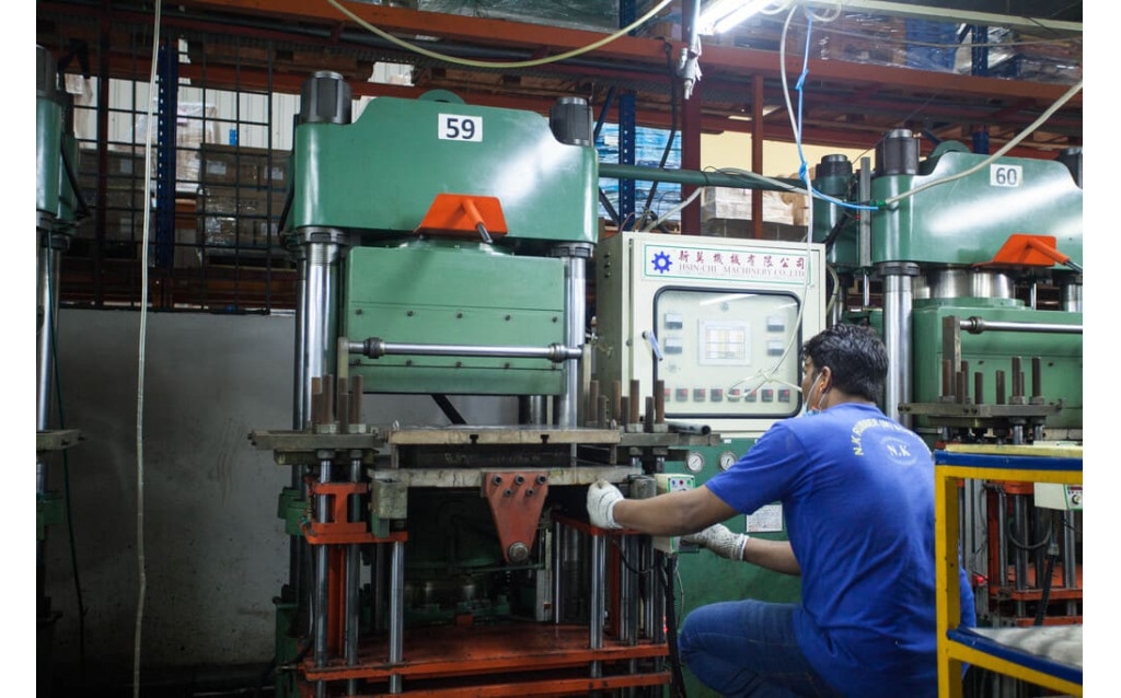 Automated monitoring of thermal vulcanization and curing cycles during production.