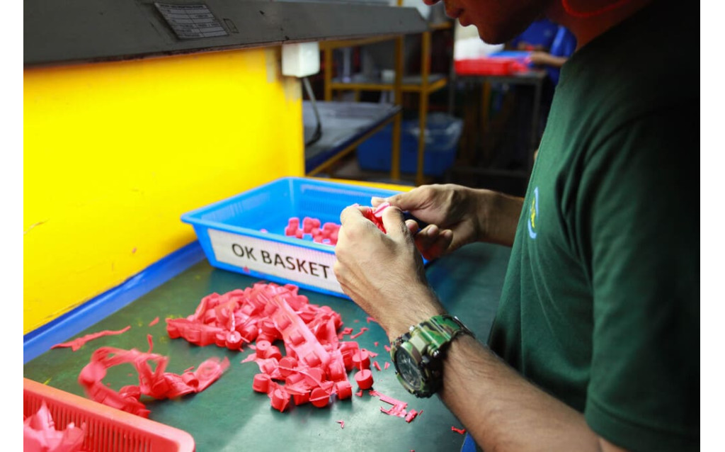 Preparation of raw rubber compounds and weight-calibrated preforms before molding.