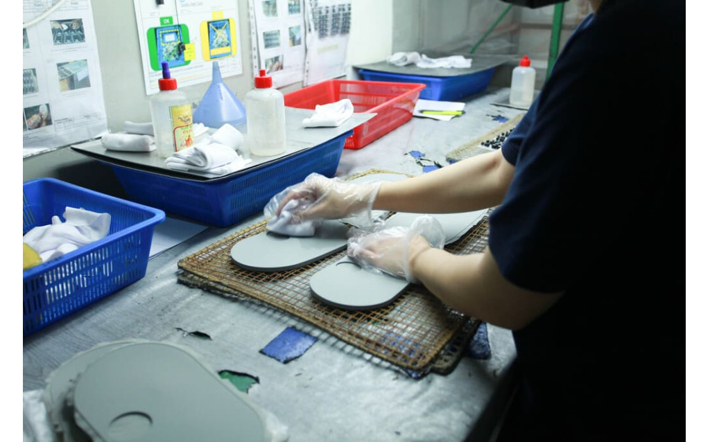 Rigorous testing of silicone printing durability using industrial friction and abrasion wear indicators.
